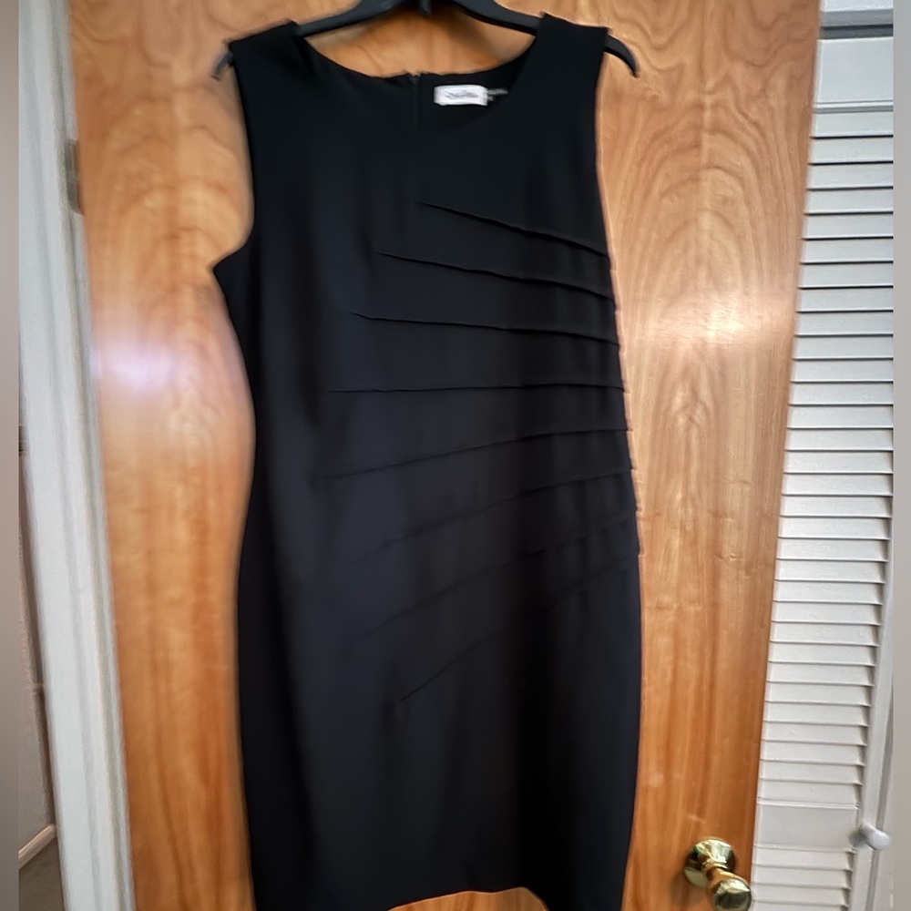 Calvin Klein Black women’s 12 elegant pleated sheath cocktail dress